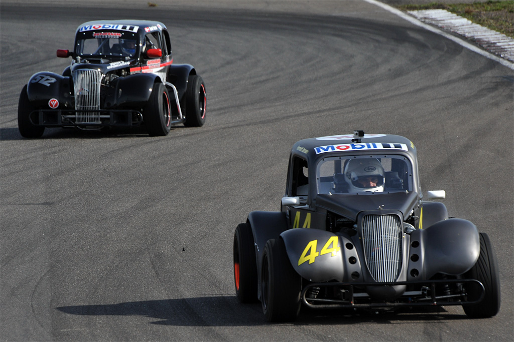 Kenneth Jensen (44) og Kevin Verner Jensen (bagest) kæmpede og delte sejrene mellem sig, da OK Mobil 1 Legend Car Cuppen indledte mesterskabskampen på Ring Djursland.